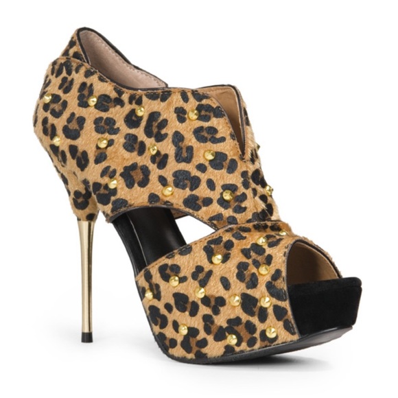 JustFab Shoes - JustFab Leopard Print Cutout Bootie Size 9